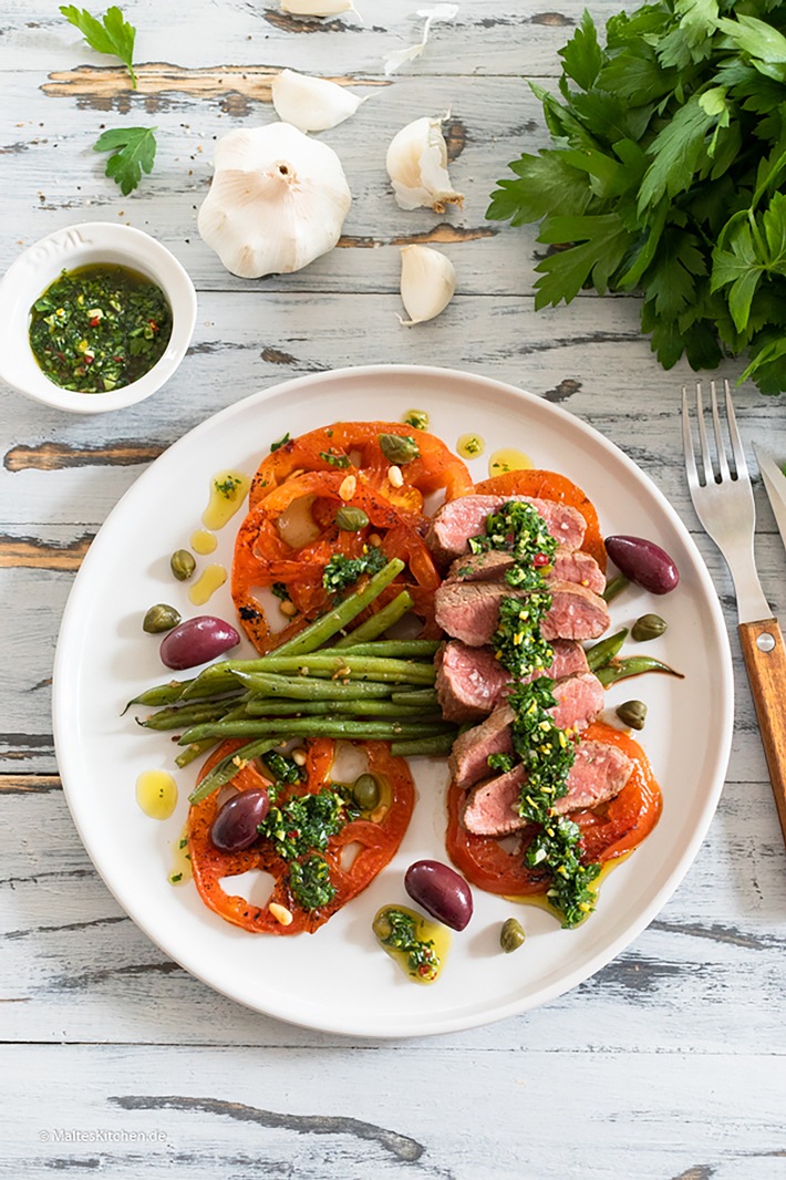 Bringen Sie ein kulinarisches Highlight auf den Tisch: Zarter Lammrücken mit Gremolata auf gebratenen Ochsenherztomaten mit grünen Bohnen