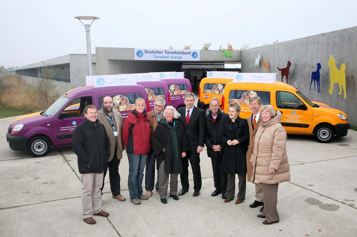 Tierhilfewagen für Tierschutzvereine - Deutscher Tierschutzbund und Tierschutzvereine danken Whiskas und Pedigree