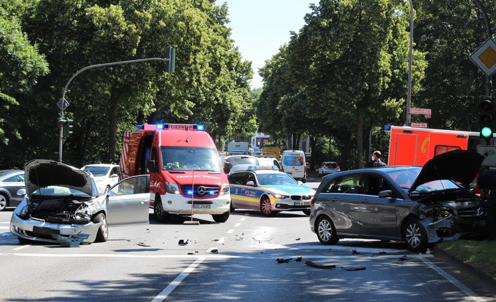 POL-VIE: Viersen: Zwei Personen bei Verkehrsunfall auf Kreuzung verletzt