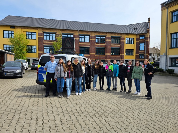 BPOL NRW: Girls´ Day bei der Bundespolizeiinspektion Kleve und im Bundespolizeirevier Kempen