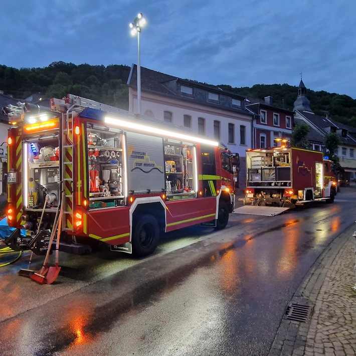 FW Heimbach: Feuerwehr errichtet Sandsackdamm nach Wasserrohrbruch im Heimbacher Stadtzentrum