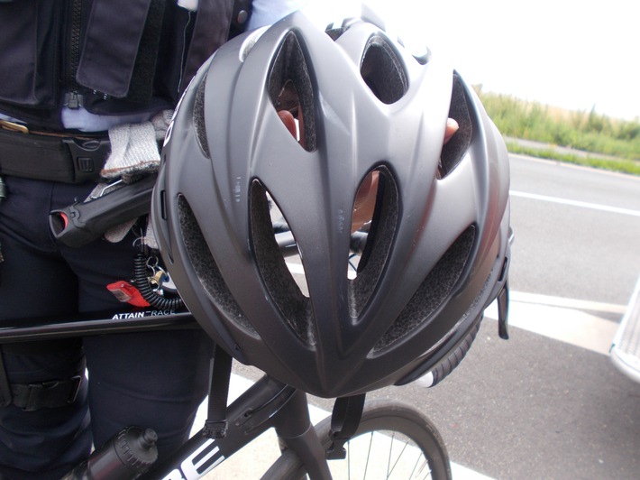 POL-NE: Radfahrer kollidierten mit Transporter - Helm schütze womöglich vor Schlimmeren