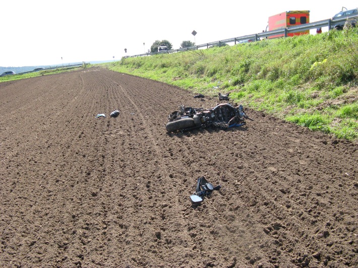 POL-HM: Motorradfahrer lebensgefährlich verletzt - Rettungshubschrauber im Einsatz