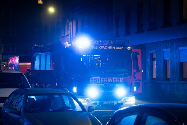 FW LK Neunkirchen: Feuerwehr bekämpft Kellerbrand in Neunkircher Innenstadt