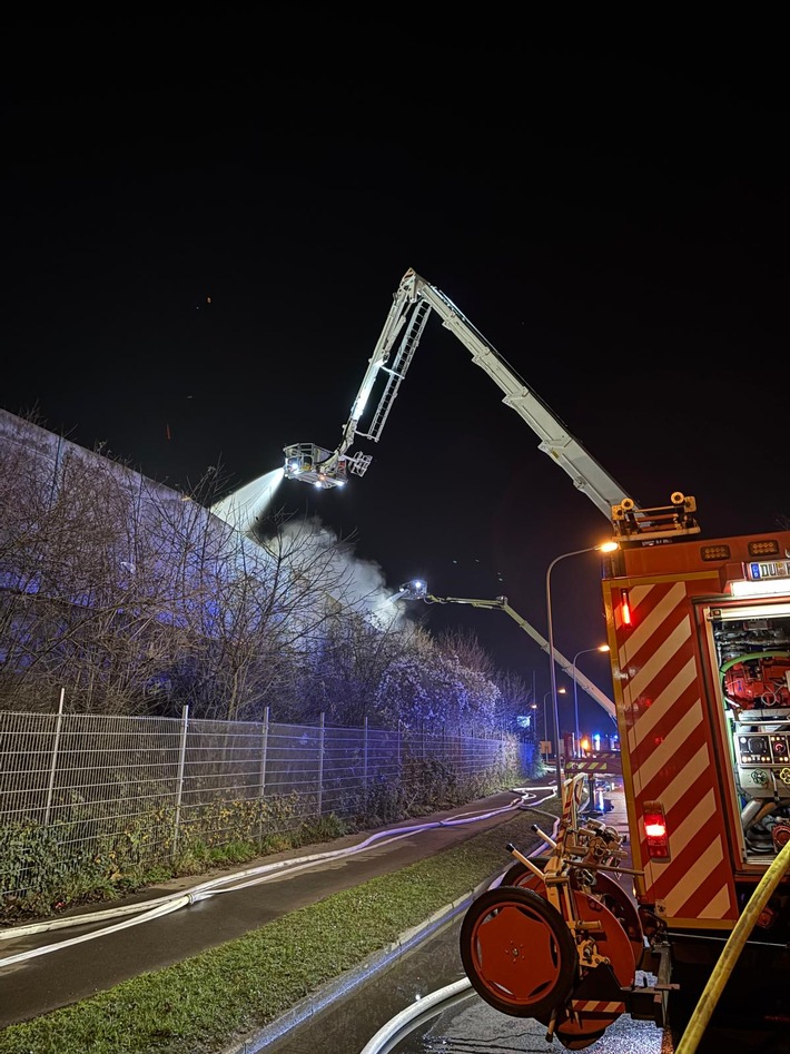 FW Alpen: Überörtliche Hilfeleistung nach Großbrand