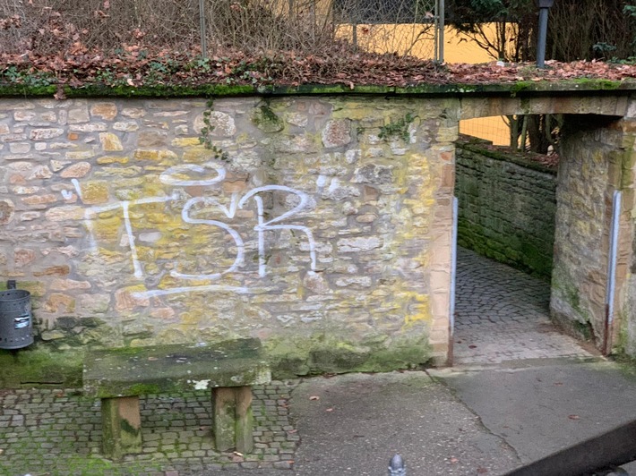 POL-PDKL: Farbschmierereien - Polizei bittet um Hinweise zu "TSR"