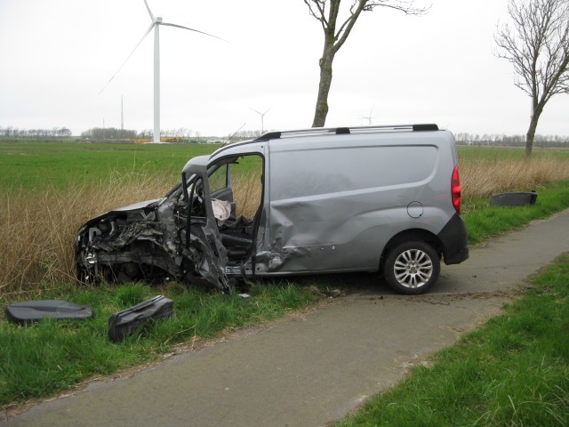 POL-FL: Südermarsch - Pkw nach Überholversuch zwischen zwei LKW geraten/Schutzengel im Einsatz