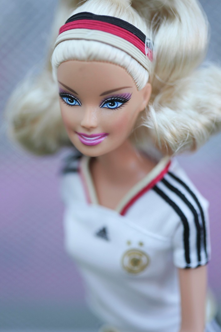 Kick it like Barbie! / Die DFB-Barbie schnürt schon jetzt die Fußballschuhe für die Frauenfußball Weltmeisterschaft 2011 (mit Bild)