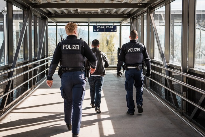 Bundespolizeidirektion München: E-Scooter gepfändet und Migrant ausgeflogen/ Bundespolizei ertappt Zugreisende