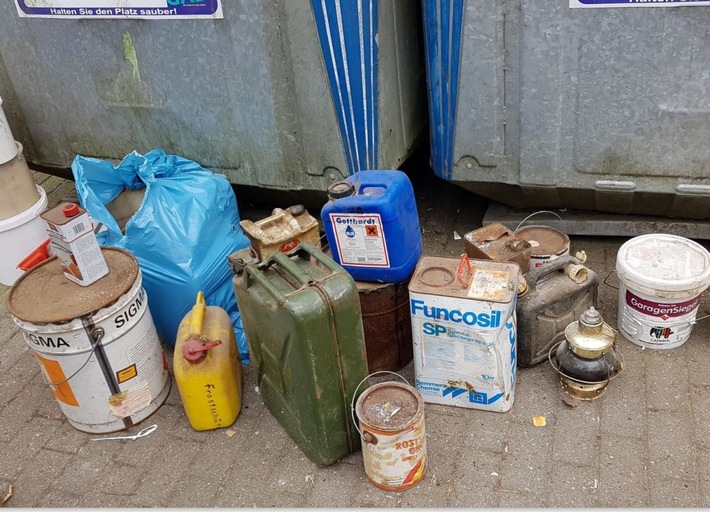 POL-SE: Wedel - Umweltsünder entsorgen Eimer mit Altöl und Farblacke - Polizei sucht Zeugen