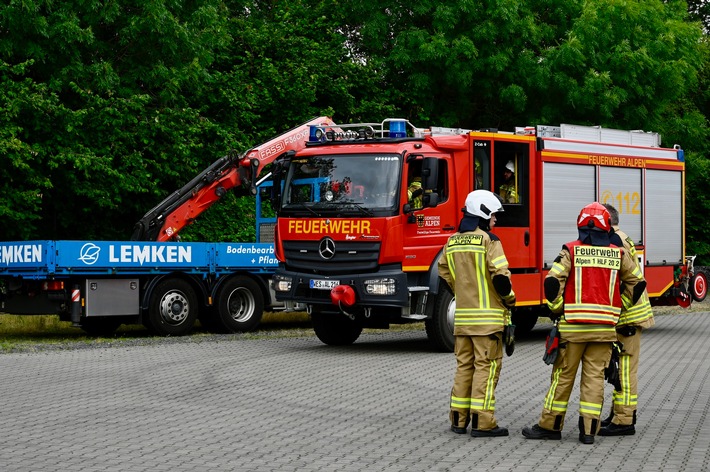 FW Alpen: Freiwillige Feuerwehr Alpen trainiert Technische Hilfeleistung beim Landtechnikhersteller LEMKEN