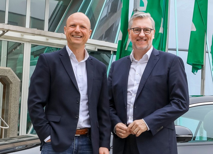 DEKRA CEO Zurkiewicz (l) und Aufsichtsratschef Kölbl (re).jpg