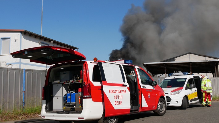 FW Celle: Feuer auf Entsorgungsbetrieb in Altencelle - 2. Lagemeldung 20:00 Uhr!