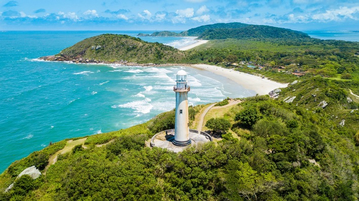 Aerial view of the Conchas lighthouse at Ilha do Mel. Photo by Shutterstock - Viagens e Caminhos.jpg