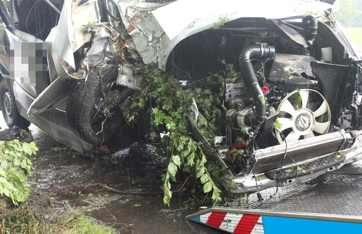 POL-MI: Sprinter kracht gegen Baum