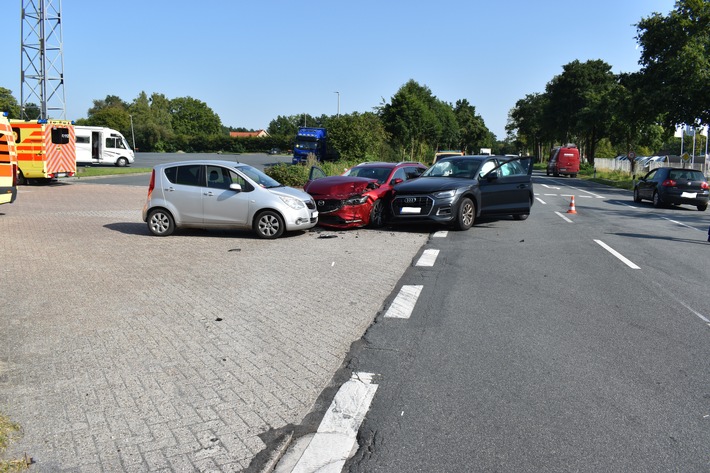 POL-OL: +++Unfall mit drei beteiligten Fahrzeugen und zwei leichtverletzten Personen+++