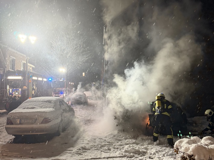 FW-AUR: Fahrzeugbrand in dichtem Schneetreiben bekämpft