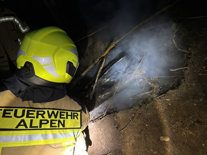 FW Alpen: Brand am Freizeitsee in Menzelen