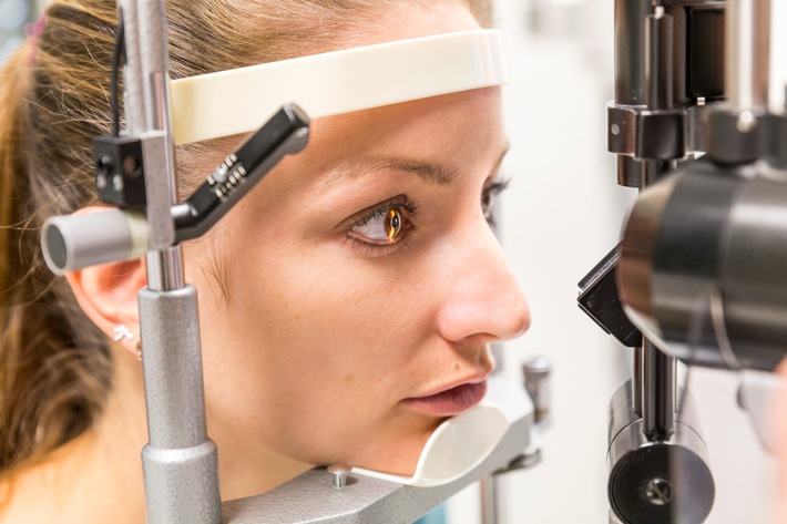 Optometristen können Fehlsichtigkeiten optimal korrigieren und Auffälligkeiten am Auge frühzeitig erkennen. Hinweis an die Redaktionen: Das beigefügte Foto steht Ihnen zwecks redaktioneller Nutzung dieser Presseinformation zur honorarfreien Verwendung zur Verfügung. Bildhinweis: ZVA/Skamper Weiterer Text über ots und www.presseportal.de/nr/51178 / Die Verwendung dieses Bildes ist für redaktionelle Zwecke honorarfrei. Veröffentlichung bitte unter Quellenangabe: "obs/ZVA/Heike Skamper"