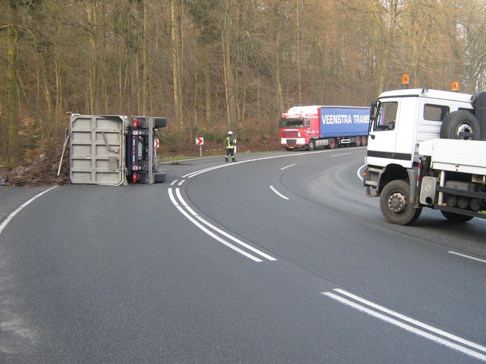 POL-HOL: Eschershausen - B 64 - Parkplatz Schelenhufe: Muldenkipper komplett umgekippt - Fahrer leicht verletzt / 10.000,-- EUR Schaden -