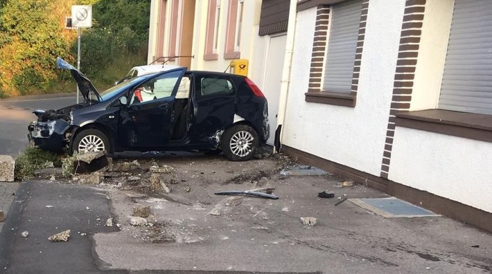 POL-HA: Verfolgungsfahrt nach Einbruch - Tatverdächtiger fährt gegen Hauswand