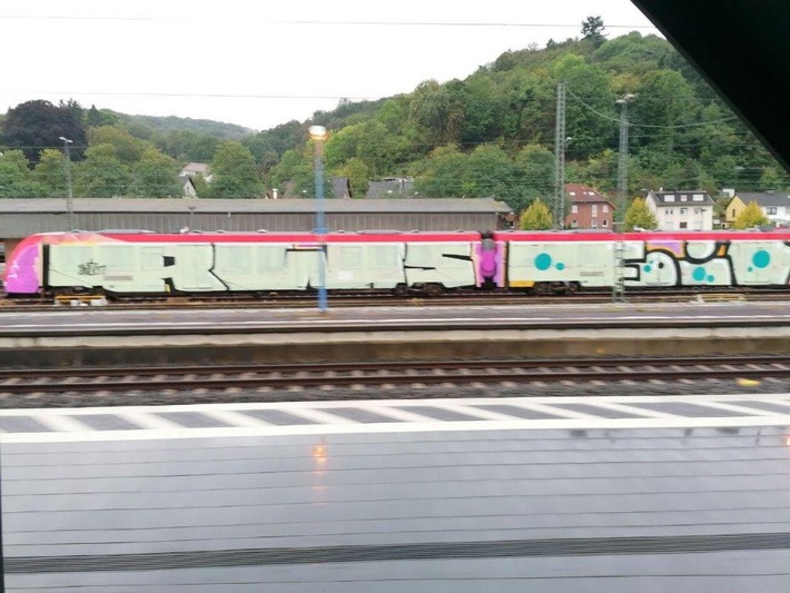 BPOL-TR: Über 22.000 Euro Schaden durch Graffiti im Bahnhof Kreuzberg - Bundespolizei Trier sucht Zeugen