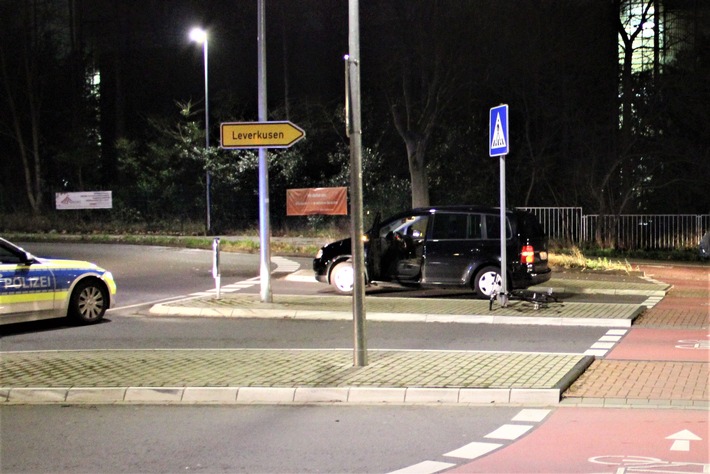 POL-RBK: Bergisch Gladbach - Unfall im Kreisverkehr Schnabelsmühle