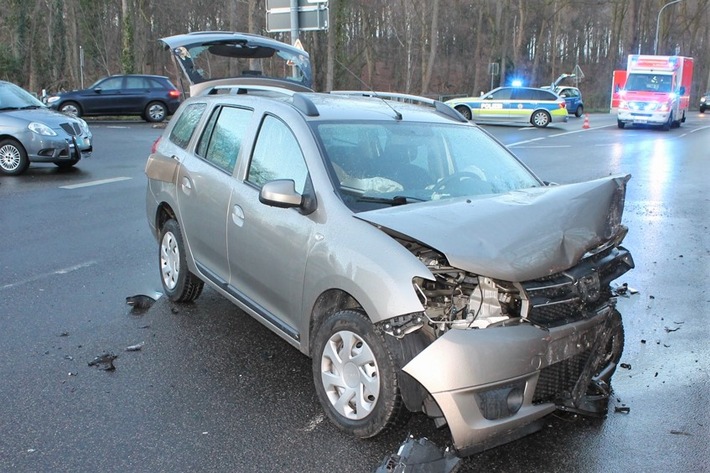 POL-VIE: Viersen-Süchteln: Vier beschädigte Fahrzeuge und zwei Verletzte nach Verkehrsunfall