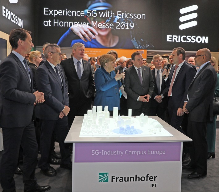 Fraunhofer und Ericsson stellen Bundeskanzlerin Angela Merkel und dem schwedischen Ministerpräsidenten Stefan Löfven ein gemeinsames Konzept für ein industrielles 5G-Forschungsnetz vor