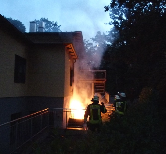 POL-MI: Feuer am Gemeindehaus - Unbekannte zünden zwei Mülltonnen an