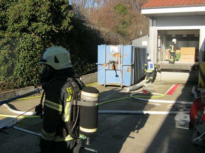 FW Dinslaken: Containerbrand mit erhöhten Anforderungen an die Feuerwehr