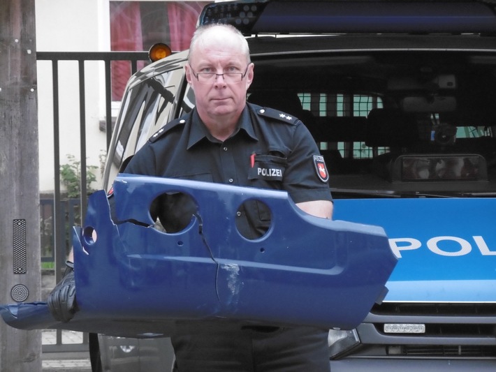 POL-NOM: Straßenlaterne nach Unfallflucht in Schräglage - Polizei stellt blaues Karosserieteil sicher
