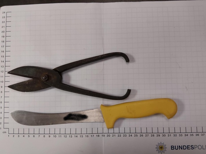 BPOL NRW: Trotz Waffenverbot: Bundespolizei beschlagnahmt Messer und Werkzeug