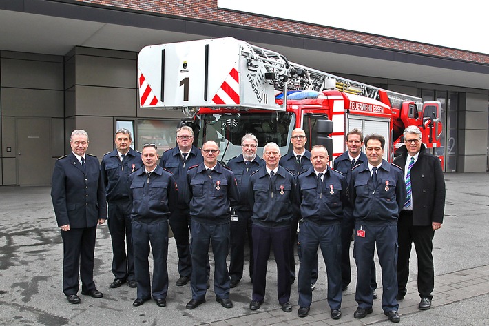 FW-E: Dienstjubiläen und Verleihung von Feuerwehr-Ehrenzeichen in Silber und Gold