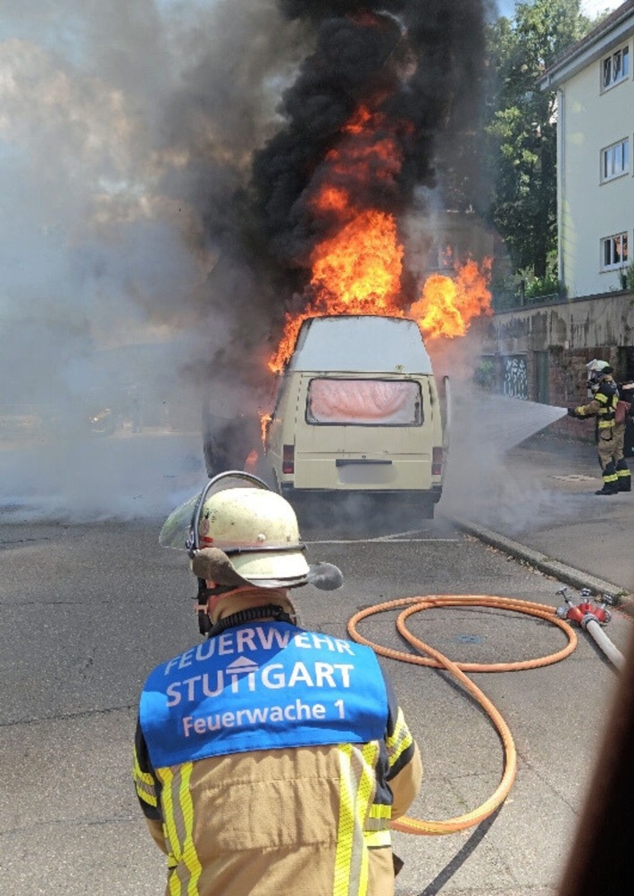 FW Stuttgart: Wohnmobil in Vollbrand