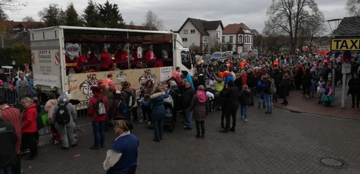 POL-PDKL: 68.Ramsteiner Faschingsumzug trotzt dem Wetter