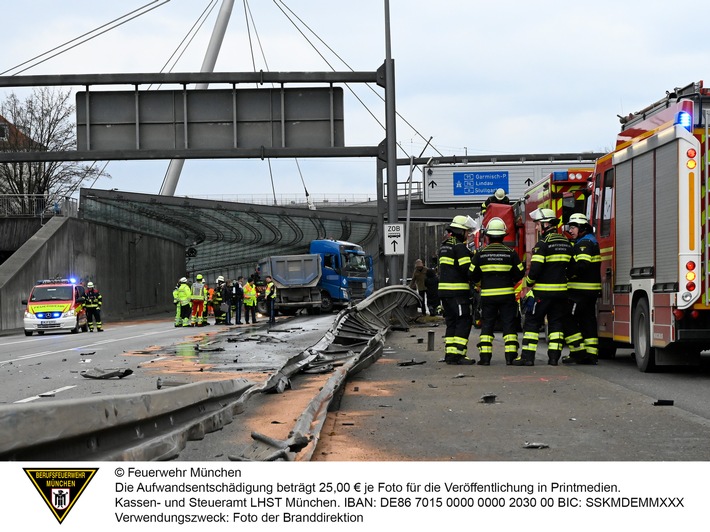 FW-M: Lkw durchbricht Mittelleitplanke (Milbertshofen)