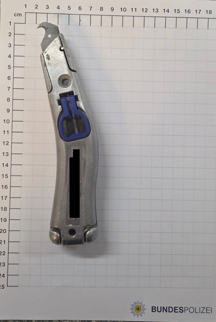 BPOL NRW: Bei Kontrollen an den Bahnhöfen beschlagnahmte die Bundespolizei mehrere Messer und einen Schlagstock.