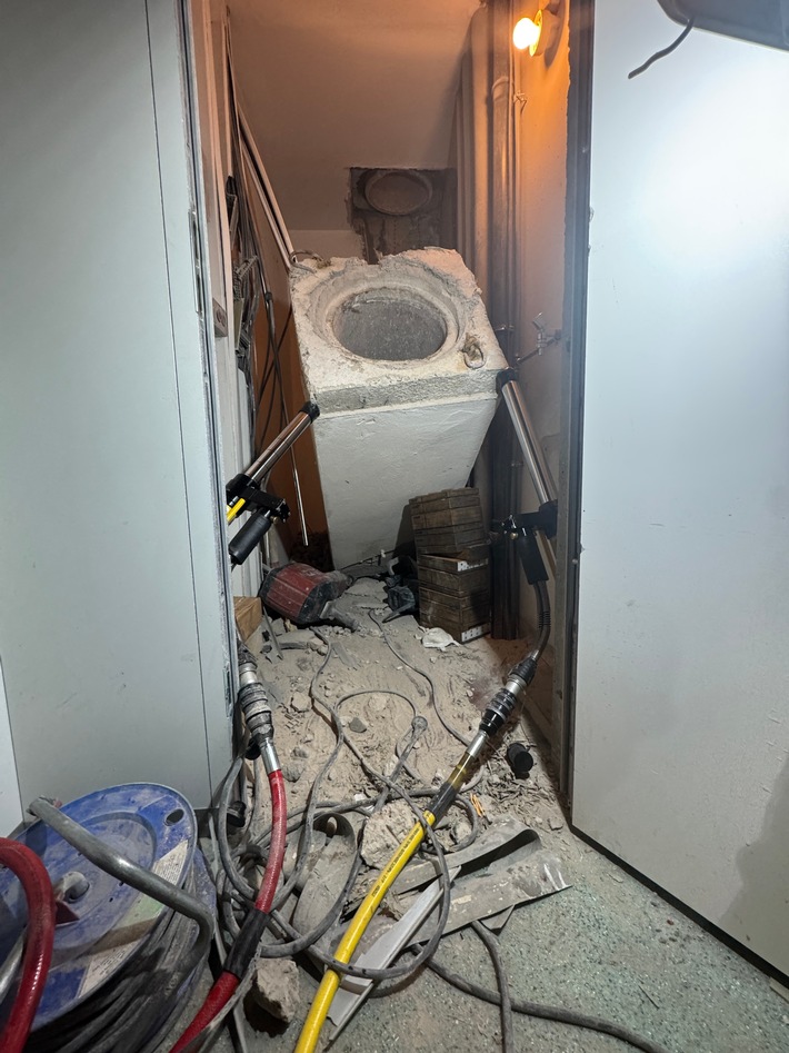 FW Dresden: Schwerer Arbeitsunfall in Wohnhochhaus - Arbeiter von Betonteil eingeklemmt und reanimiert