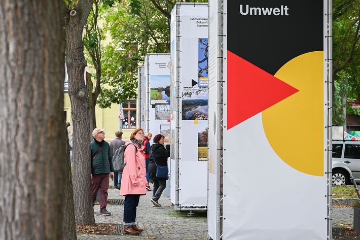 Stelen zur EinheitsEXPO in Halle (S.) // (c) Staatskanzlei / Thomas Meinicke / Weiterer Text über ots und www.presseportal.de/nr/157804 / Die Verwendung dieses Bildes ist für redaktionelle Zwecke unter Beachtung ggf. genannter Nutzungsbedingungen honorarfrei. Veröffentlichung bitte mit Bildrechte-Hinweis.
