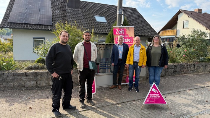 Telekom startet mit dem Spatenstich den Glasfaserausbau in der Gemeinde Sommerhausen der Verwaltungsgemeinschaft Eibelstadt