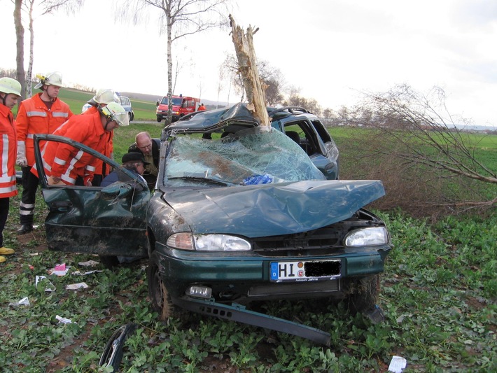 POL-HI: Pkw schleudert gegen Baum, Fahrer schwer verletzt
