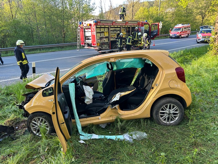 FW-OE: Verkehrsunfall mit eingeschlossener Person in Lennestadt-Meggen