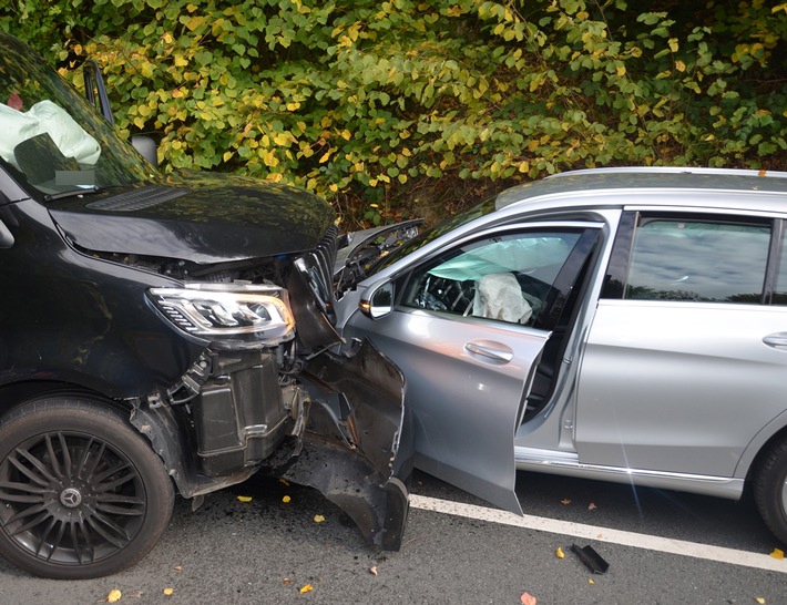 POL-HF: Autos stoßen frontal zusammen - Zwei Personen leicht verletzt