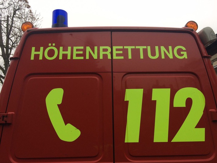 FW-DO: Höhenretter der Feuerwehr Dortmund retten maännliche Person von einem Vordach