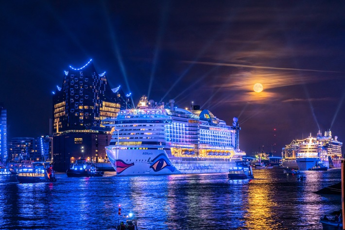 Die Große Hamburg Cruise Days Parade: Spektakuläres Highlight auf der Elbe am zweiten Tag des Events