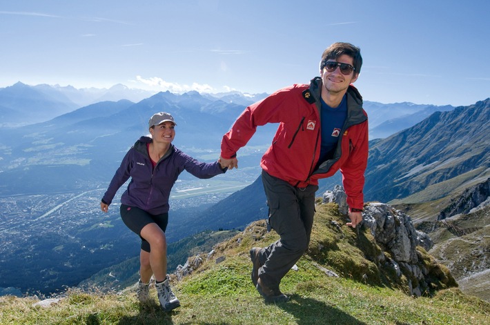 Herbstlicher Urlaubstipp: Innsbrucker Alpenherbst trägt Wanderschuh und Kopfputz - BILD
