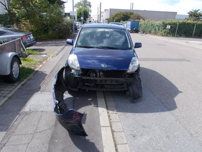 POL-E: Mülheim: Blauer Daihatsu nach Unfallflucht nicht mehr fahrbereit - Zeugen gesucht