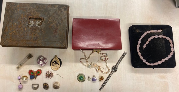 POL-FL: Schleswig: Fund von Schmuck - Polizei sucht Eigentümer