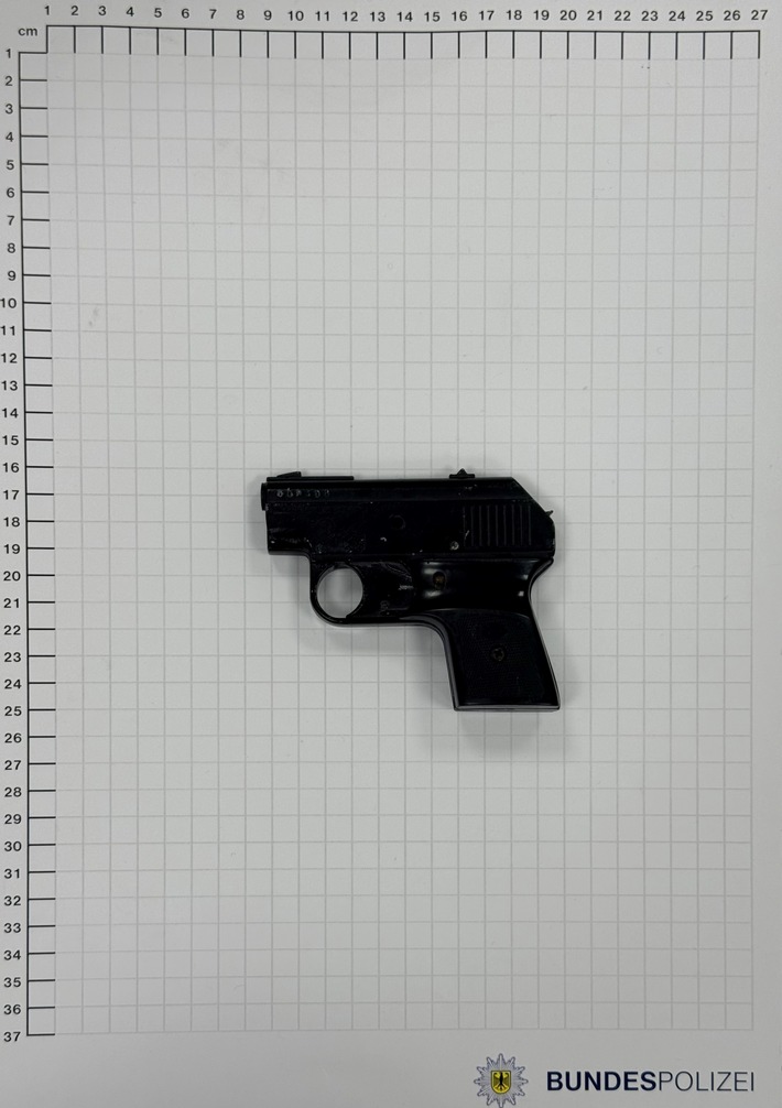 BPOL NRW: Bundespolizei entdeckt Schreckschusswaffe im Handgepäck am Flughafen Köln/Bonn